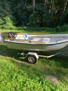 Łódka z silnikiem i przyczepką
