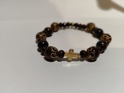 Różaniec na rękę z brązowych koralików krzyżyk 