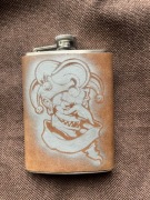 Piersiówka ze skórzanym oplotem Mroczny Klaun Jester