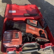 Piła szablasta Hilti, dwie baterie, ładowarka i szkrzynka 