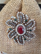 Duża broszka vintage z burgundowym oczkiem – pozłacana, średnica ponad 6 cm