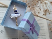 Broszka baletnica biel i granat 