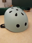 Kask rowerowy hulajnogi rolki jasno niebieski lekki roz M