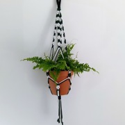 Ręcznie wykonany kwietnik makrama – biało-zielony 81 cm 