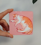 Podkładka pod kubek z motywem śpiącego rudego kotka