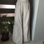 Kremowe spodnie damskie dzwony L – modne, wygodne, stan bdb!