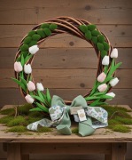 Wieniec wielkanocny – dekoracja drzwi lub stołu 50 cm wiklina tulipany