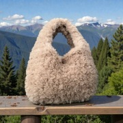 Futerkowa torebka  Hobo bag  w kolorze beżowym 