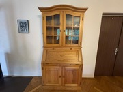 kredens sosnowy z oszkloną witryną i sekretarzykiem