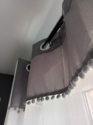 FIRANY 140x250 POMPONY z pomponami białe KÓŁKA na przelotkach ZESTAW 2 szt