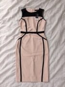 Pudrowo-różowa sukienka w delikatny kwiatowy wzór, bardzo kobieca i subteln