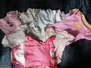 body na krótki rękaw 0-12 miesięcy 9 sztuk