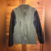 Khaki kurtka ze skórzanymi rękawami, Only