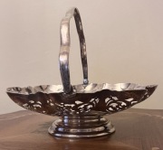 Śliczny posrebrzany kosz na pieczywo, z pałąkiem. William Suckling XIXw