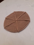 Ręcznie robiony beżowy beret z wełny