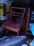 okrągły stół z krzesłami 