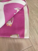 Szal z wiskozy grubszej,dwustronny , różowe i beżowe tło