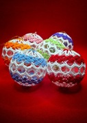 Zestaw 6 bombek akrylowych obszytych na szydełku