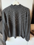 Szary sweter z perełkami - Półgolf - Dekolt V długi rękawa 