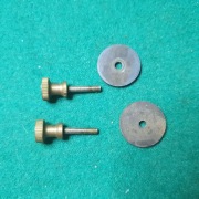 Mosiężne śruby do mocowania mechanizmu zegara