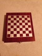 Skrzyneczka z elementami do wina z szachami