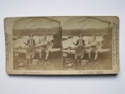 159 Fotografia stereoskopowa - humorystyczna, wędkująca para, łódź, rzeka