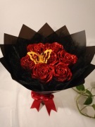Bukiet 7 róż ze wstążki satynowej z brokatem