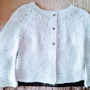 Sweterek biały zrobiony na drutach 