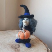 Ręcznie filcowana wróżka z wełny z dynią i drewnianym wózkiem, 12 cm