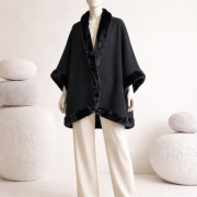 Poncho płaszcz cape Ellen Reyes narzutka futerko na zimę oversize czarny