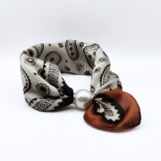 Naszyjnik z chustki z perłą szklaną scarf necklance na magnes - paisley