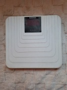 Stara biała waga elektroniczna uszkodzona 