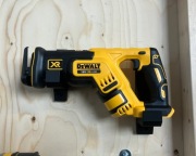 Dewalt solidny uchwyt na pilarkę szablastą