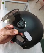 Kask rowerowy typu orzeszek z goglami