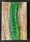 Elegancka deska do serwowania z drewna oliwnego z żywicą