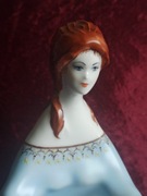 Figurka porcelanowa dama w niebieskiej sukni vintage czasy PRL