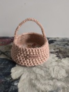 Nowy własnoręcznie wykonany koszyczek wielkanocny 