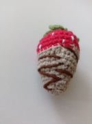 Truskawka w czekoladzie na szydełku Amigurumi,