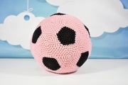 PODUSZKA PIŁKA NOŻNA RÓŻOWO-CZARNA – SZYDEŁKOWA DEKORACJA DO POKOJU DZIECKA
