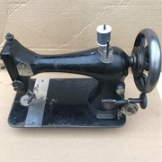 Stara wiek XIX zabytkowa maszyna do szycia czułenkowa Singer, szyje