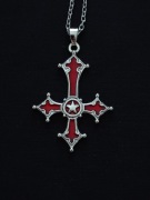 Krzyż gotycki odwrócony naszyjnik, wisiorek z  łańcuszkiem