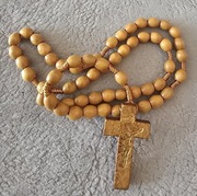 Różaniec drewniany z Watykanu. Naszyjnik. PREZENT dla Babci. Maj 2025(T).