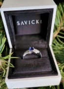 Pierścionek zaręczynowy Savicki z niebieskim szafirem – białe złoto 585
