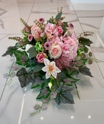 Kompozycja nagrobna w odcieniach różu stroik na grób