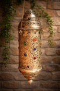 orientalna marokańska wisząca lampa ze szklanymi kamieniami
