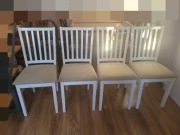 Cztery białe krzesła 