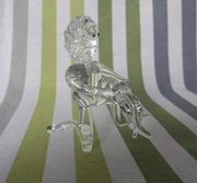 Chłopiec wylewający wodę z dzbana szklana figurka