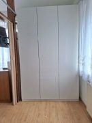 Szafa z półkami i szufladami