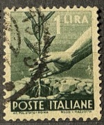 Włochy, znaczek 1 lir z 1945 r, przedstawiający rękę sadzącą drzewko oliwne