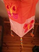 Abażur dziecięcy z tkaniny z drewnianymi motylkamii